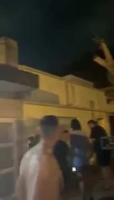 Vecinos de Rosario protagonizaron el arresto civil de un delincuente que caminaba por los techos: 