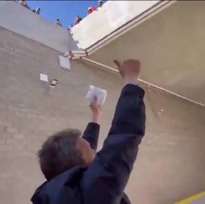 Massa se encuentra con un proveedor en un acto oficial