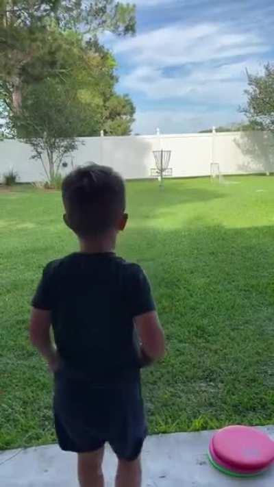 2 year old drains 40’ putt🎯🔥