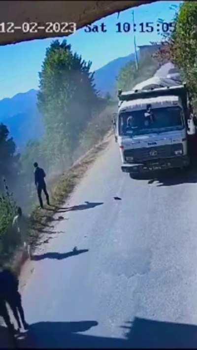 A man can’t even pee in peace!! 