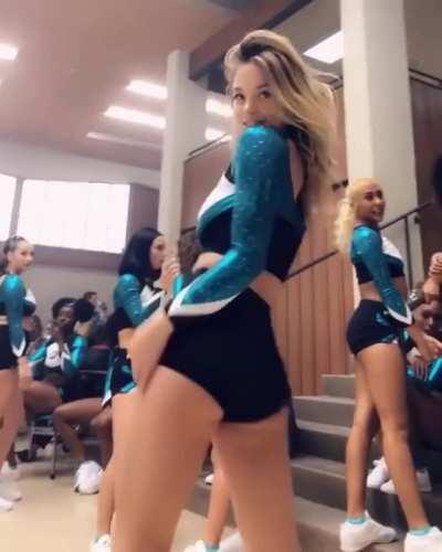 [kik easythrowaway29] I want to get freaky with buds over Sydney Sweeney.