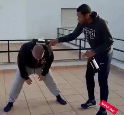 Programatoru'lu'broască încercând să facă un clip viral