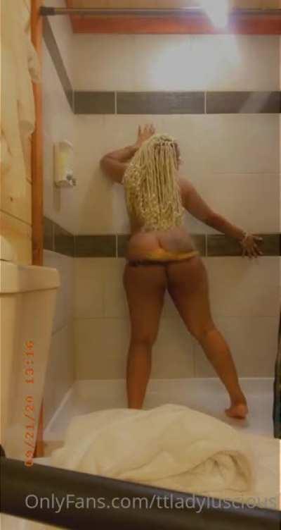 💦 (That bikini should’ve been all the way off)