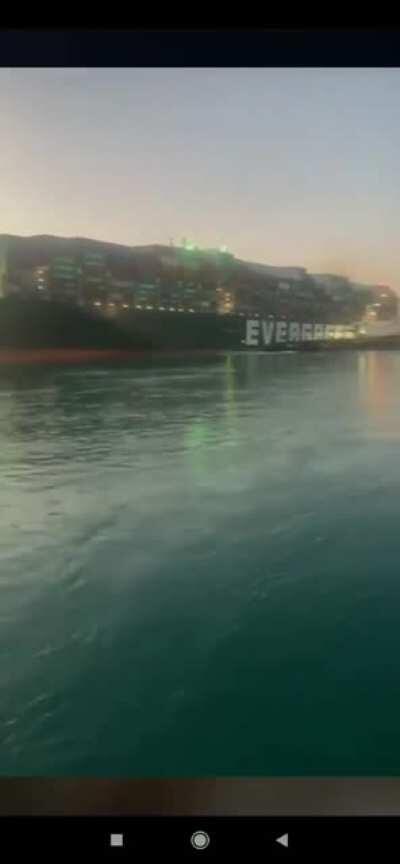 Após 6 dias encalhado, o navio Evergreen foi desencalhado no Canal de Suez