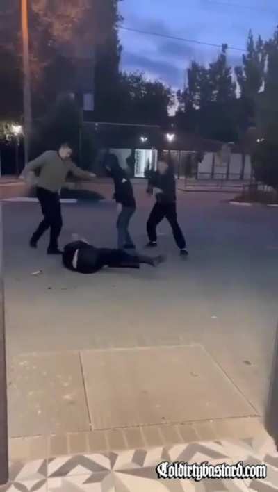 3v1 beating of a guy. One guy has a hammer