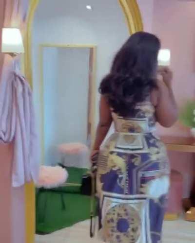 BIG BOOTY DRESS OPENING & CLOSING WHILE WALKING