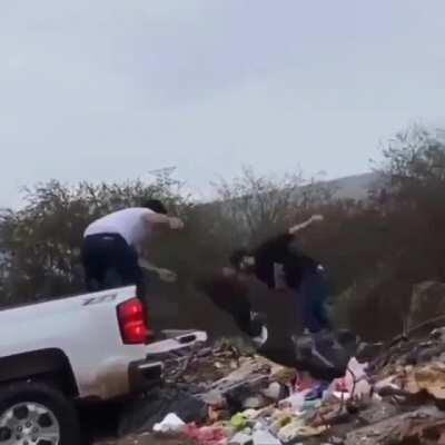 Sinaloa cartel dumping the body of a 