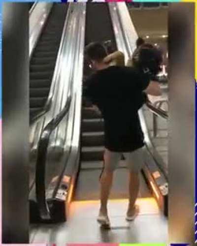 Junin, o cachorro que tem medo de escadas rolantes....