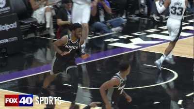 [Highlight] Chemizie Metu with the one handed poster