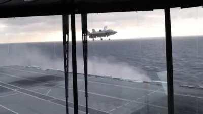 F-35Bs taking off and landing on HMS Queen Elizabeth [Video]