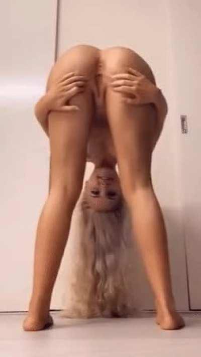 Very cute & sexy fit girl streching her vagina 💋