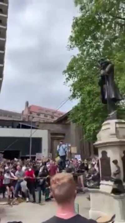 COLSTON FALLS! BLM tear down this slave traders statue at the protest today