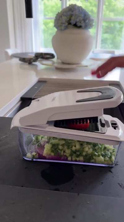 Device that makes salad making easy 