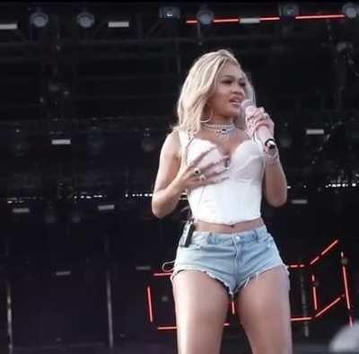 Saweetie shaking titties👅