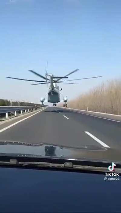 Helicopter pilot almost touches the the car’s roof