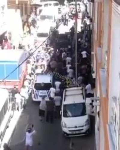 İstanbul : The Police had to save an illegal Pakistani migrant from being killed by locals. The illegal Pakistani migrant was sexually harassing a child before being seen by the mother.