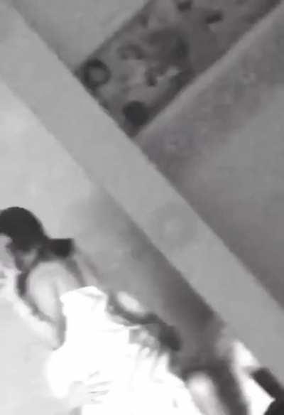 Que bonito se lo acaricia...