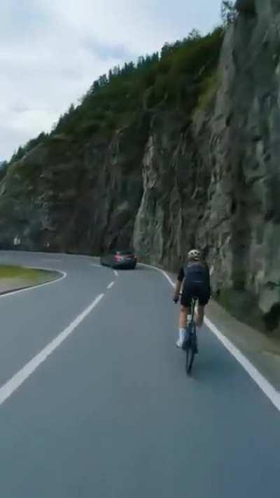 Entitled cyclist thinks she owns the road