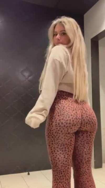 DAMN! This PAWG has a thick bubble butt 🤤🍑