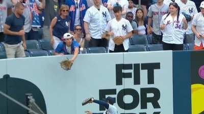 [Highlight] [Highlight] A Mets fan reaches over the outfield fence and grabs a live ball. Mets with the bases loaded, end up scoring two. Fan is kicked out. 7-5 Mets top of the 7th.