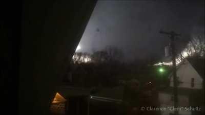 Guy records his house taking a direct hit by an extremely powerful tornado (EF4)