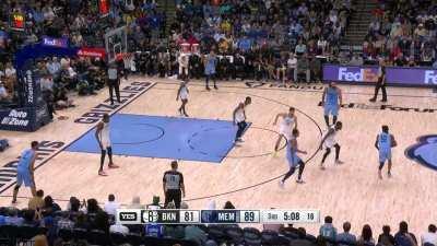 [Highlight] Ja Morant crosses Kyrie Irving and hits the double clutch jumper