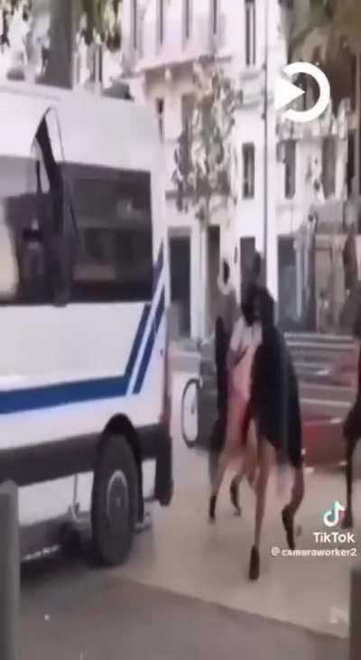 Het zijn solden! (meme werd gecensureerd op B2)