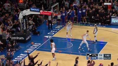 [Highlight] Randle finds the new Knick Josh Hart who hits the clutch 3 for the Knicks in the 4th quarter!