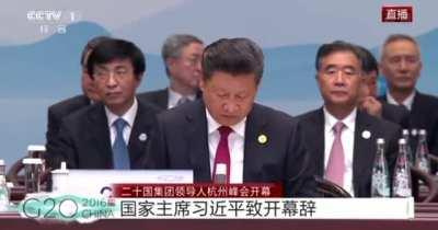 刑平後面挖鼻屎