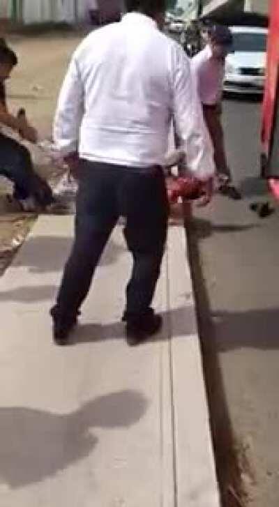 Otro linchamiento. Este es dificil de ver por el exceso de violencia, entiendo que estamos hartos pero en este se pasaron.