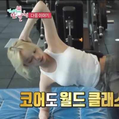 Blonde Chaewon working out 💪