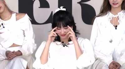 210321 - Momo embracing the aegyo