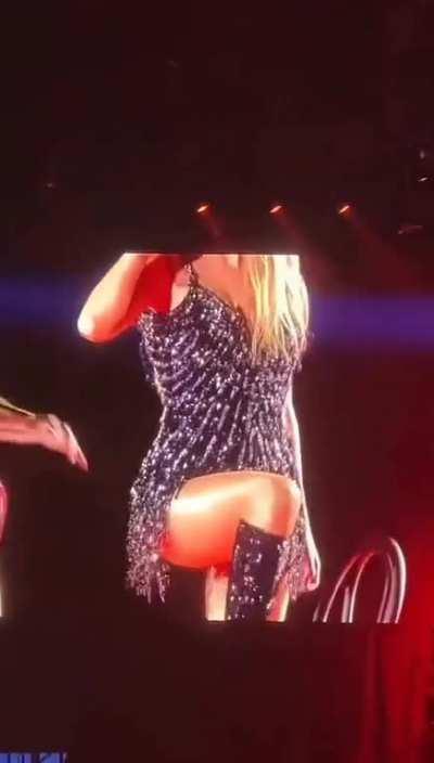 Taylor touching herself on stage tonight