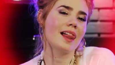 Leckt sich die Lippen nach dem glibbrigen Männersaft