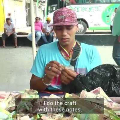 Worthless banknotes in Venezuela are used to make handbags - This is why Bitcoin is so important!