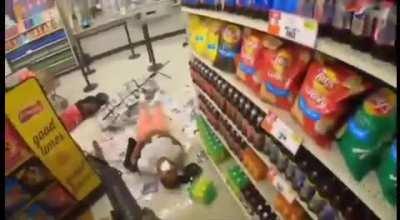 Жесть. Запись вчерашнего массового убийства в Буффало. 10 человек погибли, 3 ранены. Убийца транслировал это в прямом эфире. Так же сообщают, что большинство жертв били черные.