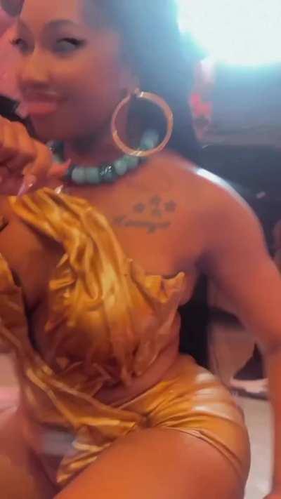 She wild for this 🟡