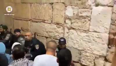 Palestinians humiliate Israeli soldiers near Al-Aqsa