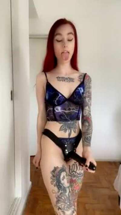 Come here, I wanna make u my new little sissy slave n fuck u n break your hole as many times as i want ;)