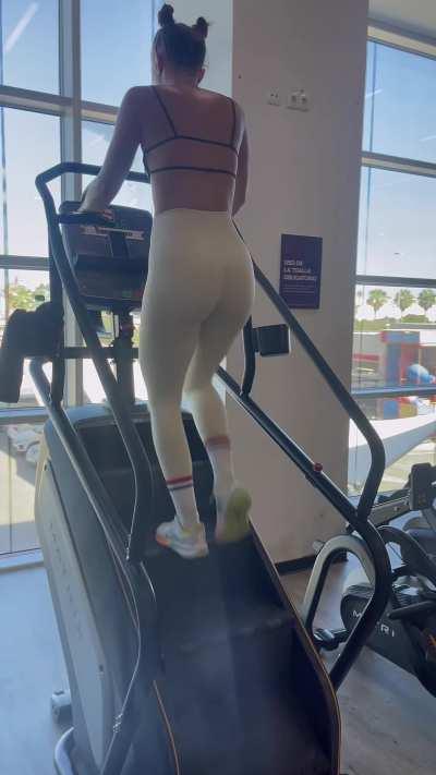 [F] I am going to the gym so I can be sexy for a hot date tonight