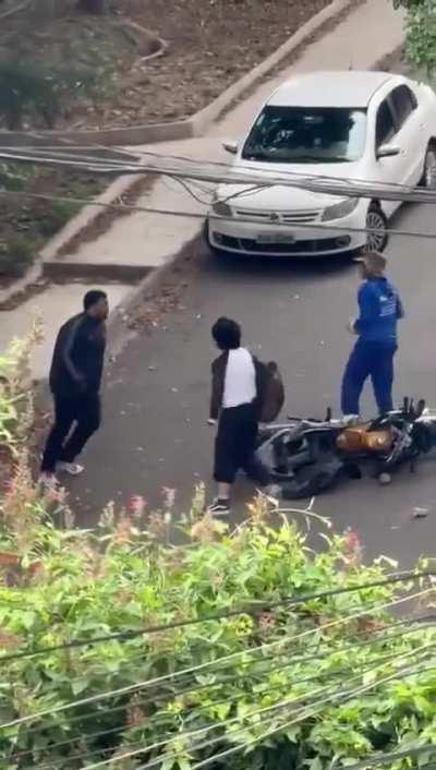 City workers beat up robber after victim fights back during robbery attempt in Brazil