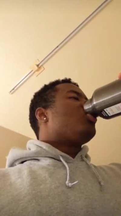 le funny man drinking wotah