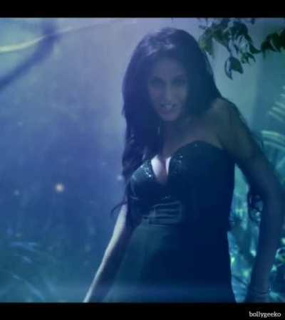 Nora Fatehi when she was 22 and petite!