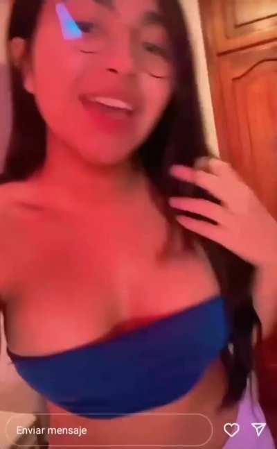 Otra mi amiga del valle, antes mostraba su qlote ahora muestra sus 🍈🍈 sin bra jaja que será que la man piensa? Para mi que le gusta el exibisionismo 🤫😋 jaja