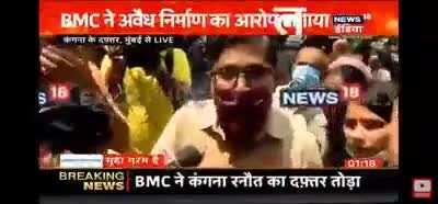 Media confused postman with Shiv Sena goons near Kangana's property.😂