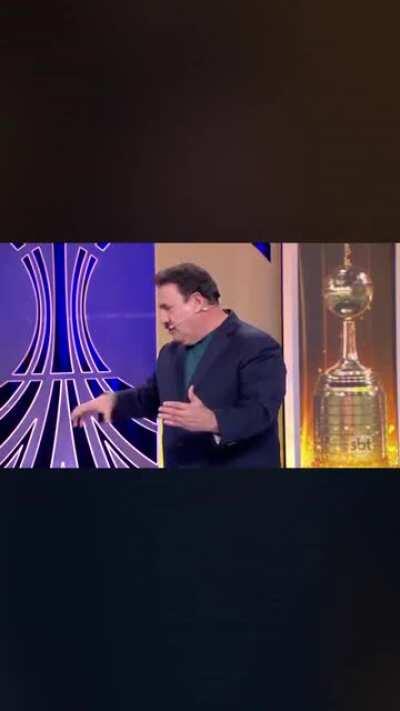 Em setembro vai estar tudo normal... Setembro: Ratinho comentando futebol.