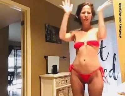 Stacie dancing for her members