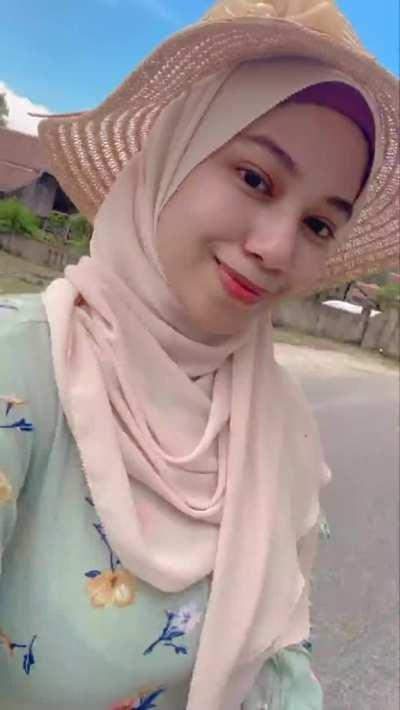 Bra hitam, khas untuk si mata helang.