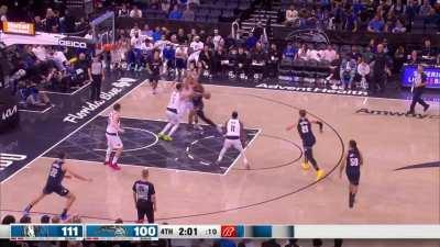 [Highlight] Luka -> Kyrie and Kyrie -> Luka on back to back 3's to put the Mavs up 14 in the 4th