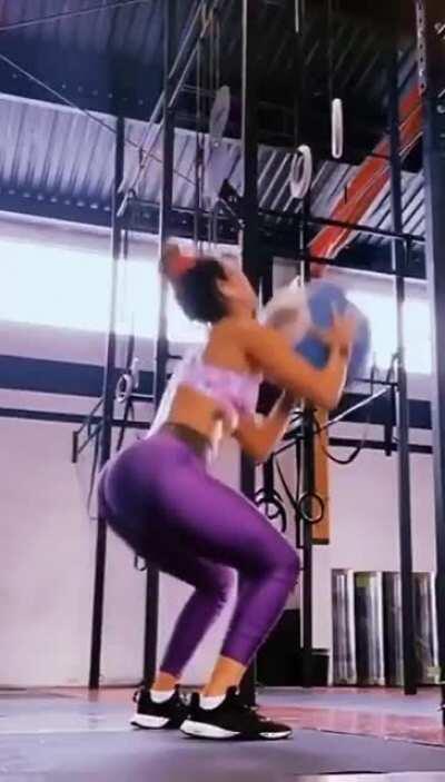 Buen culo rebotando nalgas